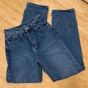 High Rise Mom Jeans/ripped